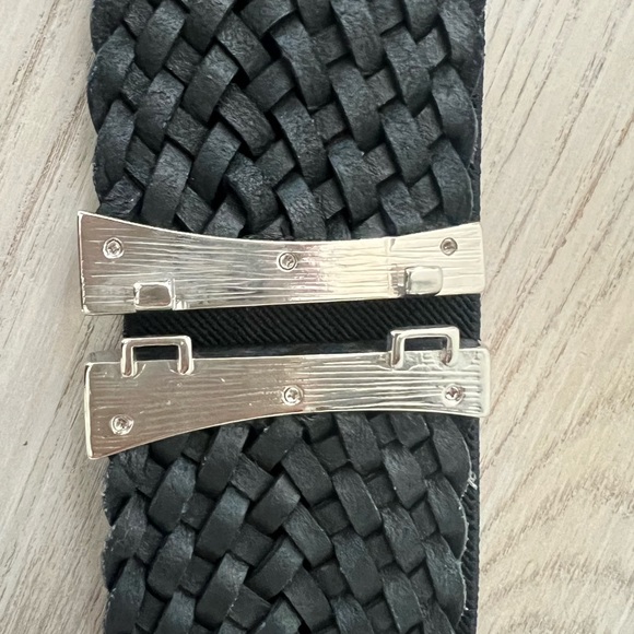 Fina Firenze Medium black woven/silver clasp with elastic back. 2.5” W x 32” L - Picture 8 of 8